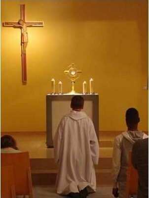 Adoration à la chapelle de l'Agneau de Dieu