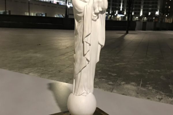 vierge_devant_la_gare_de_lyon.png